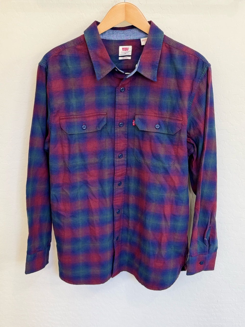 NWT Levi's Men's The Worker Relaxed Fit Flannel Shirt Size M Plaid Maroon Blue